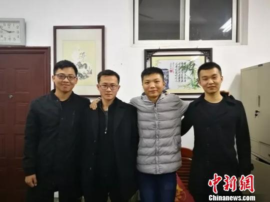 今年司法考试成绩刚刚公布，华东交通大学一男生寝室四人集体过关，三人400分以上，堪称“学霸寝室”。　张利庭 摄